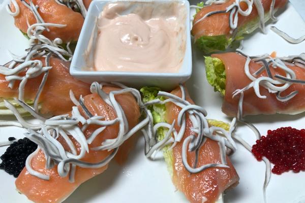 Ensalada de cogollos, salmón y gulas