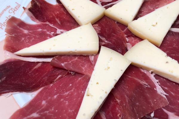Jamón serrano y queso