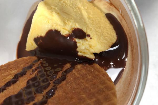 Mantecado helado con chocolate