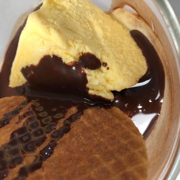 Mantecado helado con chocolate