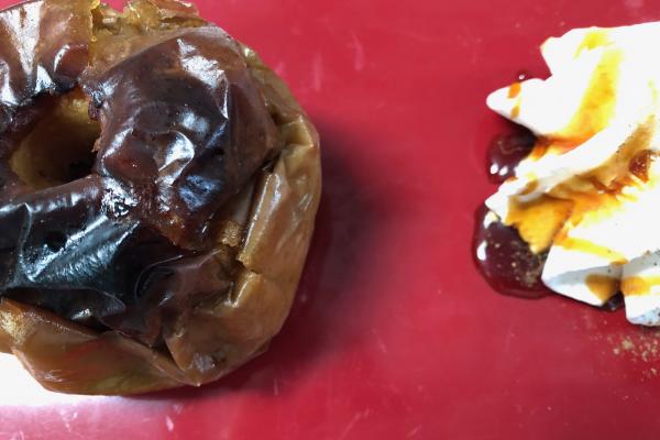 Manzana asada con nata y caramelo