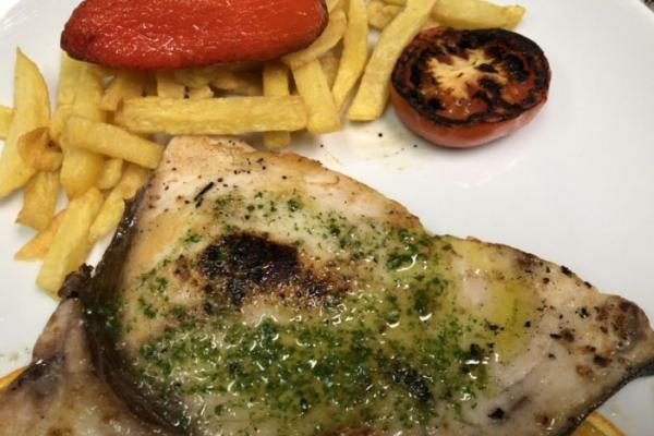 Mero fresco con güarnición a la parrilla