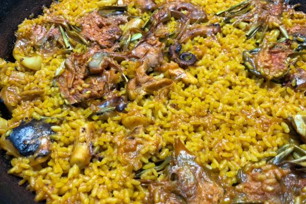 Paella con pulpo y alcachofas