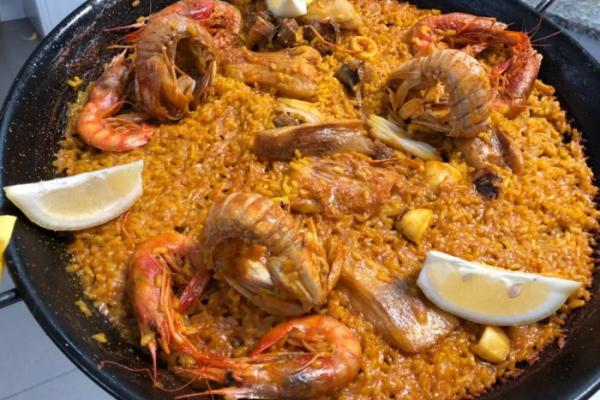 Paella de raya, gambas y galeras