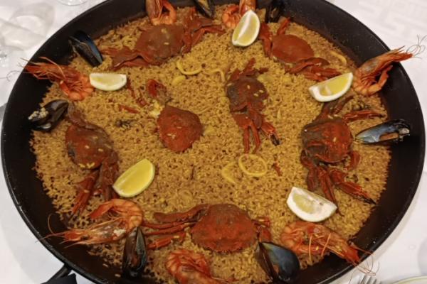 Paella de nécoras y mariscos