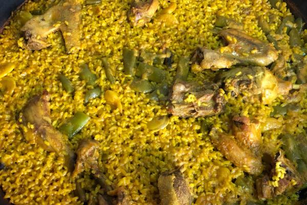 Paella de pollo y conejo