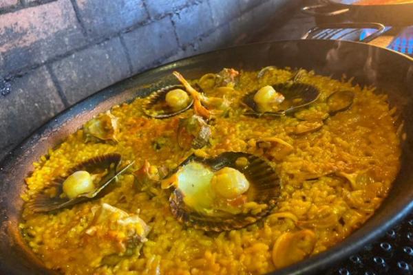 Paella de zamburiñas y moluscos