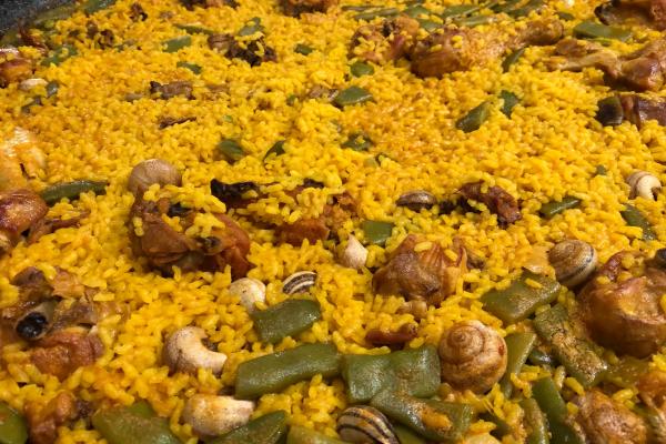 Paella valenciana auténtica de pato, pollo, conejo y verduras. Con caracoles (opcional)